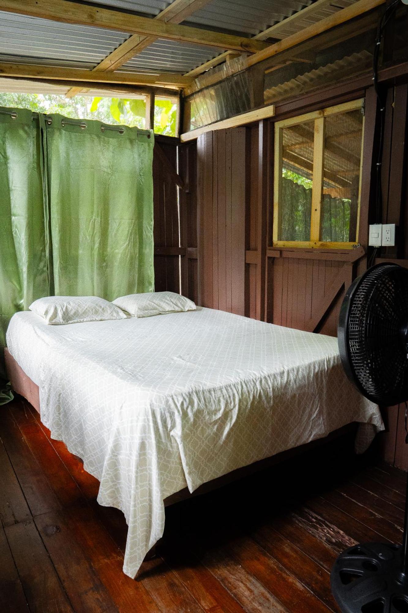 Flutterby House Hostal *